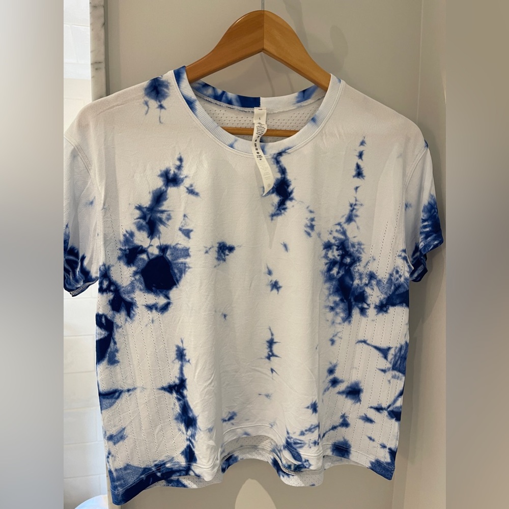 lululemon athletica White and Navy Blue Tie-Dye Short Sleeve Top